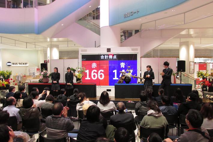 「高校生花いけバトル!」決勝戦の審査の様子の内容を表示