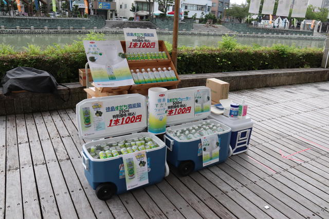 徳島県産すだち飲料を販売した当県本部のブースの内容を表示