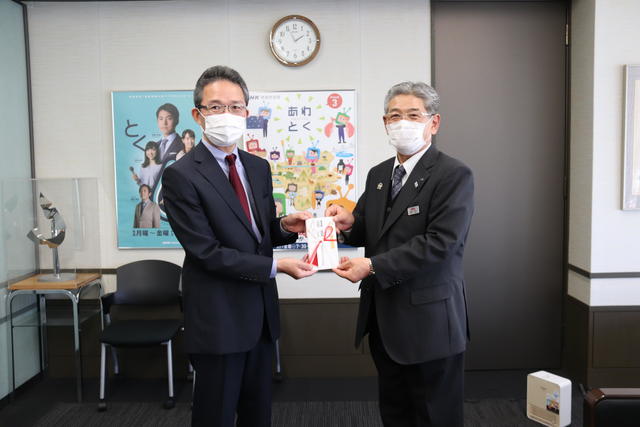 ＮＨＫ徳島放送局・表聖司局長（左）へ、長江郁哉県本部長（右）が手渡しましたの内容を表示