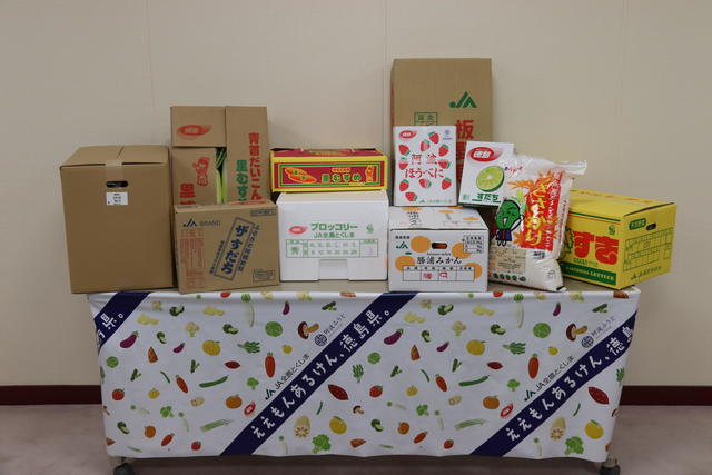贈呈した徳島県産農産物・加工品の内容を表示