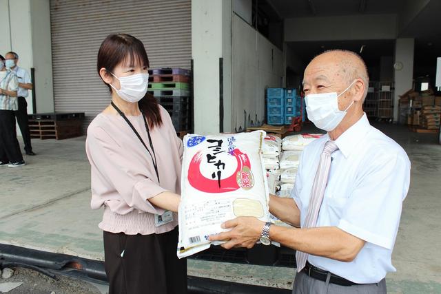 新米を受け取る加茂愛育園の片山和義園長(写真右)の内容を表示