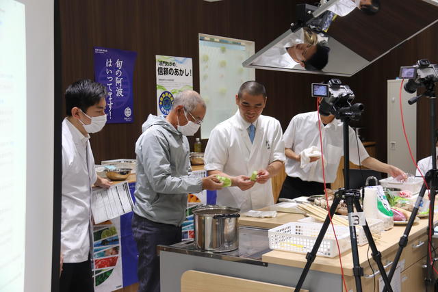 鎌田智也氏（左から３人目）がブロッコリーの調理法を指導の内容を表示