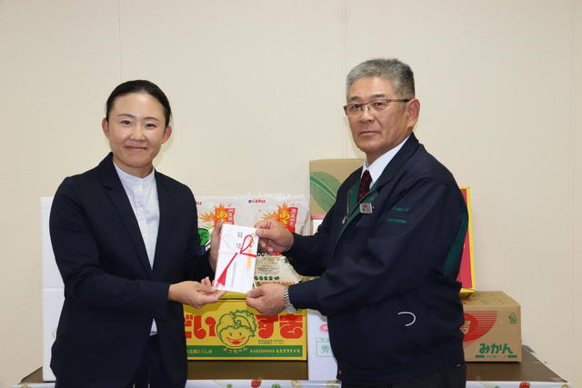 贈呈をおこなう長江郁哉県本部長と前田陽子選手(写真撮影時のみマスクを外しています）の内容を表示