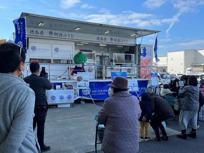 「新鮮なっ！とくしま号」で、すだちくんがＰＲ！の内容を表示
