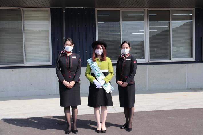 すだち大使の古川さん（中央）　JALふるさと応援隊の佐藤さん（左）と鈴木さん（右）の内容を表示