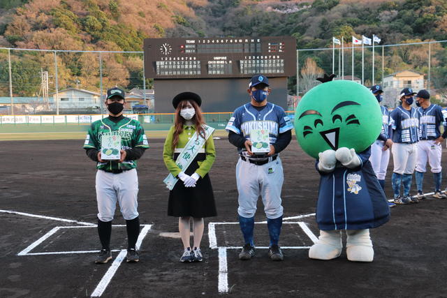 すだち大使の古川さんが両チーム監督にハウススダチ1kg箱を贈呈の内容を表示