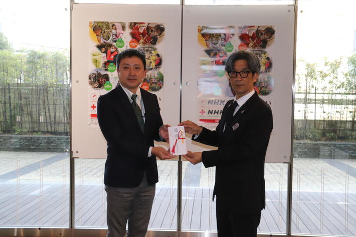 NHK徳島放送局・柳田守副局長(左)へ、有内次長(右)が手渡しましたの内容を表示