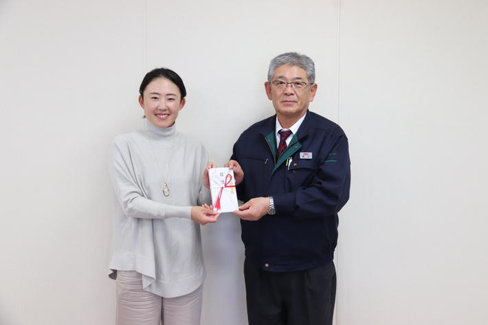 贈呈をおこなう長江郁哉県本部長（画像右）と前田陽子選手（画像左）※写真撮影時のみマスクを外していますの内容を表示