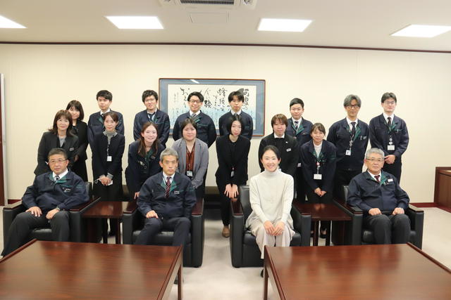 県本部職員と記念撮影 ※写真撮影時のみマスクを外していますの内容を表示