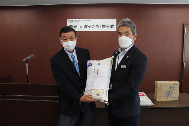 坂本雅彦県本部長(写真右)から宝田寮の八木宏明寮長(写真左)へ新米を贈呈の内容を表示