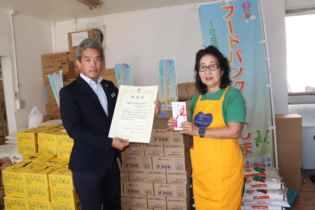 贈呈式の様子(右:清田麻利子理事長 左:坂本雅彦県本部長)の内容を表示