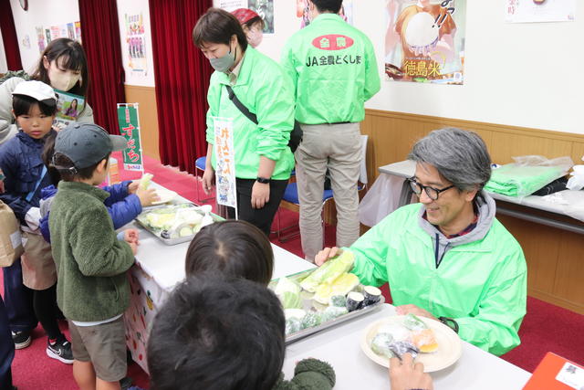 野菜350ｇぴったり当てクイズに挑戦する子どもたちの内容を表示