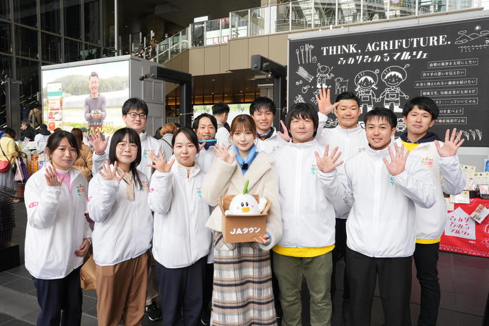 タレントの雪平莉左さん（中央）と中四国５県の若手職員の内容を表示