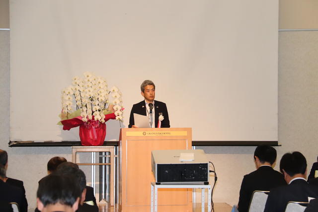 事業計画の説明をおこなう坂本雅彦県本部長の内容を表示