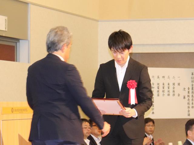 指定書を受け取る東果大阪株式会社・矢野裕二郎代表取締役社長(右)の内容を表示