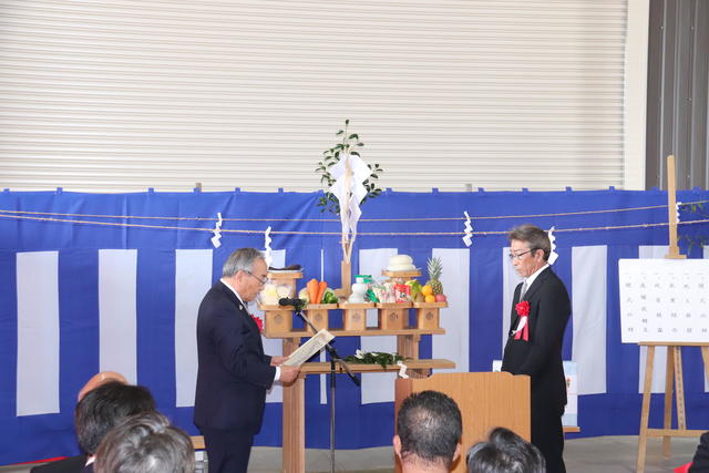 前田安夫運営委員会会長(左)から吉岡健治代表取締役(右)へ感謝状を贈呈の内容を表示