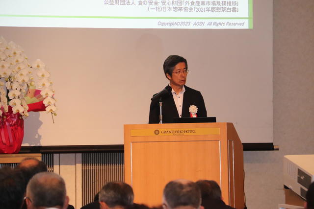 講演をおこなう当県本部園芸事業のアドバイザー・AGSN野﨑和美代表の内容を表示