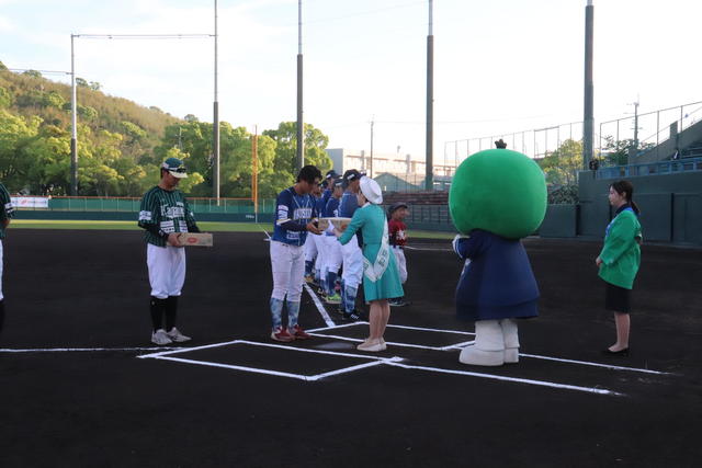 すだち大使の中川さんが両チームにザすだちを贈呈の内容を表示