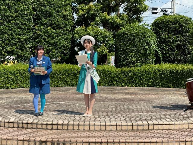 ステージで徳島すだちをPRするすだち大使の内容を表示