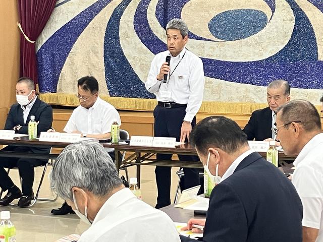 開会のあいさつをする坂本雅彦会長の内容を表示