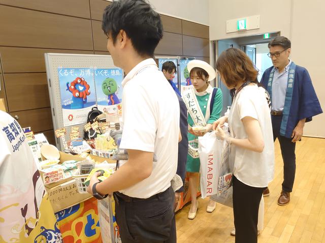 徳島ブースでのすだち大使によるPRの様子の内容を表示