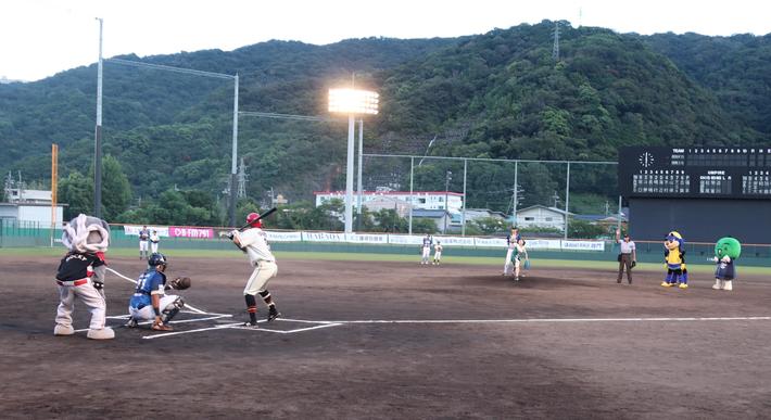 すだち大使の中川かりんさんが始球式を務めましたの内容を表示