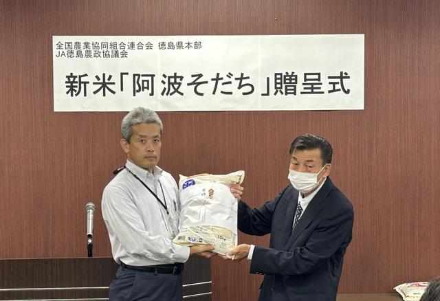 坂本雅彦県本部長(写真左)から宝田寮の八木宏明施設長(写真右)へ新米を贈呈の内容を表示