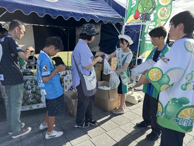 青果セットをプレゼントするすだち大使の中川さんの内容を表示