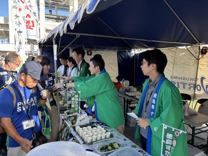 味比べの「徳島すだち」を手渡す当県本部職員の内容を表示