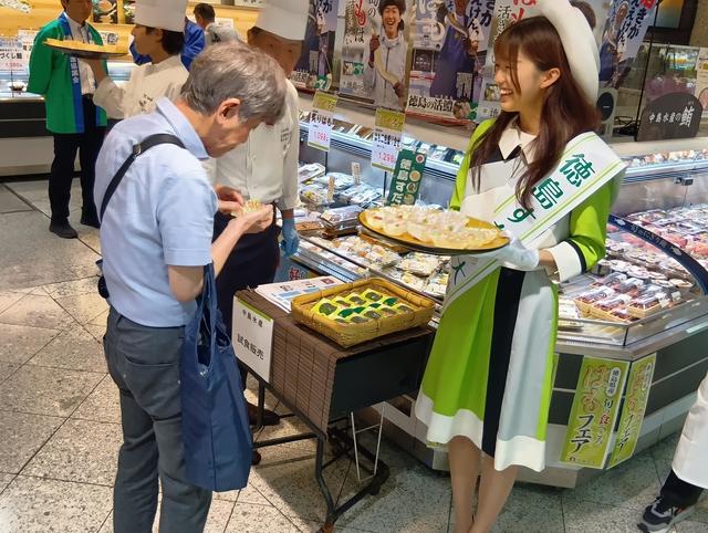 徳島すだちをPRする佐藤さん(京都高島屋)の内容を表示