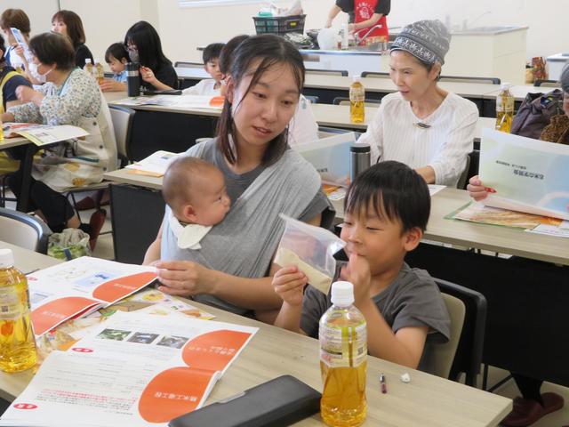 無洗米加工を確認している親子の内容を表示