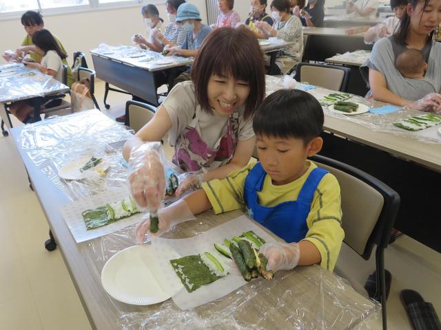 デコ巻きずしに挑戦する親子の内容を表示