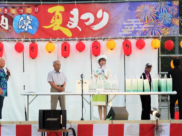 壇上で自己紹介する徳島すだち大使の佐藤さんの内容を表示