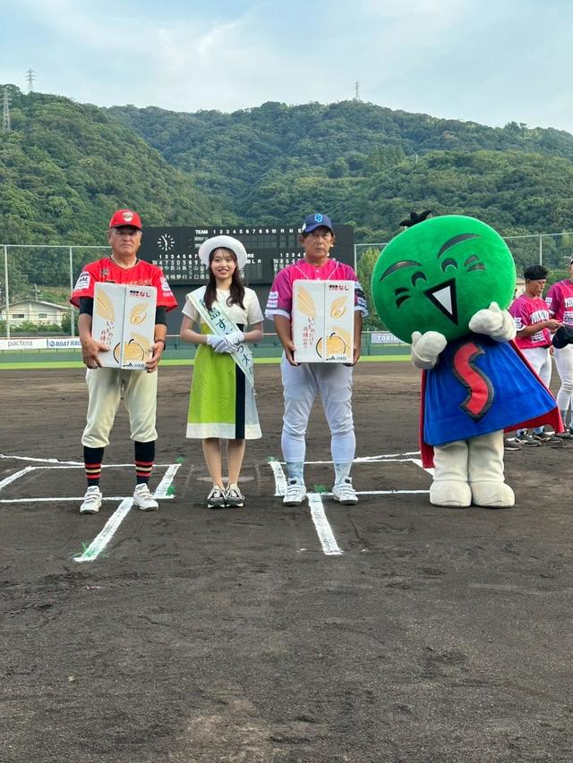 両チームに徳島県産梨を贈呈しましたの内容を表示