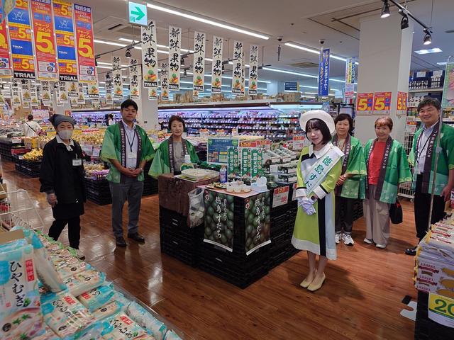 徳島すだちをPRする花谷さんとJA徳島市すだち統一部会の皆さんの内容を表示