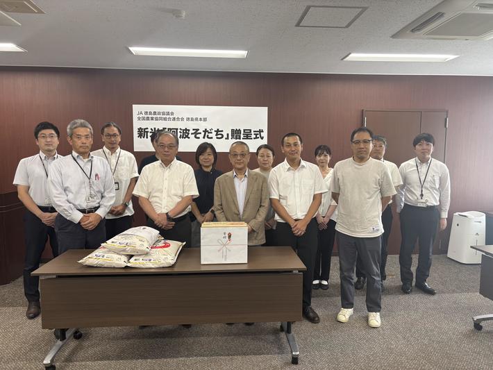 贈呈式に出席した関係者の内容を表示