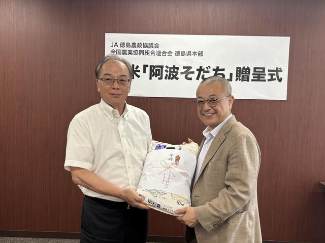松田清見会長（写真左）から阿波国慈恵院の山口智賢院長（写真右）へ新米を贈呈の内容を表示