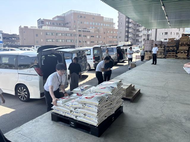 新米とザすだちを積み込む当県本部職員の内容を表示