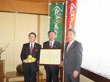 左から平井知事、栗原会長、尾崎本部長の内容を表示