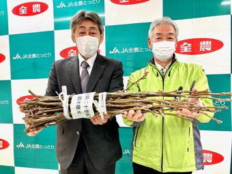 （左）尾崎県本部長（右）梨記念館・村田参事　の内容を表示