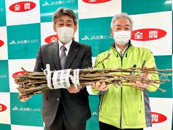 (左)尾崎県本部長(右)梨記念館・村田参事 の内容を表示