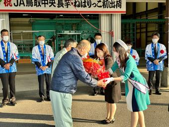 わかとりメイツからトラック運転手への花束贈呈の内容を表示