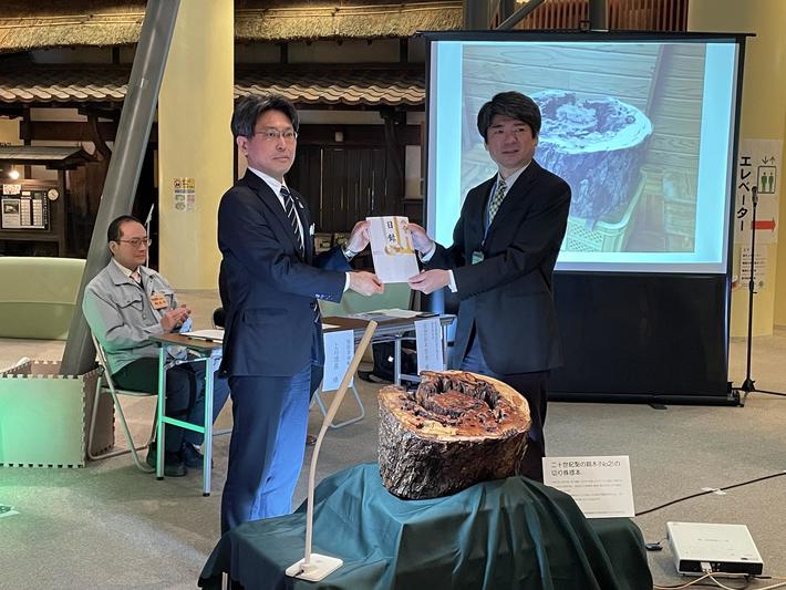 本会 沢登副本部長(左)と二十世紀梨記念館佐藤館長(右)の内容を表示