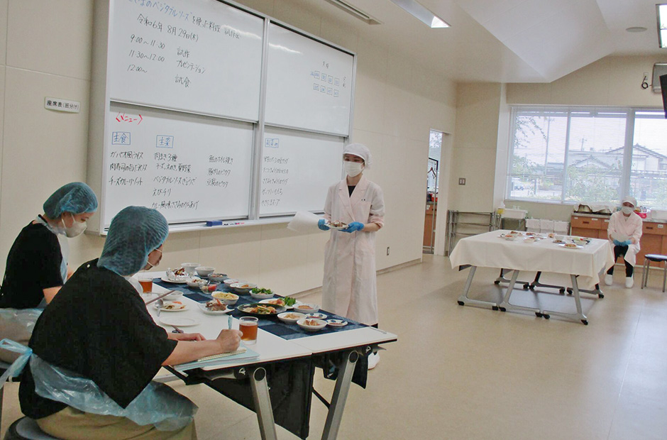 生徒の皆さんにレシピのポイントについてプレゼンしていただきました