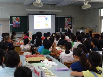 加藤講師の講義を受ける大阪・門真小の５年生の内容を表示