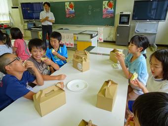 授業終了後、笑顔で皮つきのももを試食する鳴沢小４年生の内容を表示