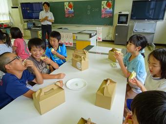 授業終了後、笑顔で皮つきのももを試食する鳴沢小4年生の内容を表示