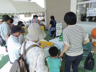 店頭ではJA鳴沢村の「トウモロコシ」の試食で賑わいましたの内容を表示