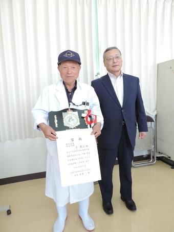 「金賞」を受賞し表彰状を手にする原俊廣氏(左)と澤井實JA梨北代表理事組合長(右)の内容を表示
