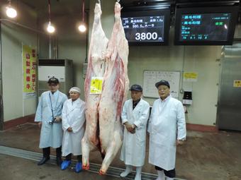 「金賞」に輝いた肉牛を前に記念撮影の内容を表示